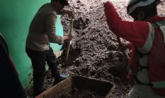 Anggota Polsek Nongkojajar dan Warga Evakuasi Korban Longsor di Tlogosari