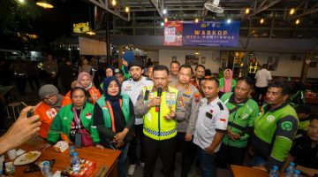 Kakorlantas Ngopi Bareng Driver Ojol Surabaya Sampaikan Pesan Kapolri