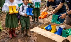 Bantuan Datang dari Media, Bukan Pemerintah: Sepatu untuk Siswa MI Babunajah