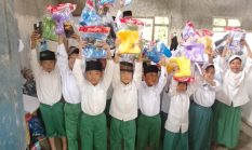 Sepatu dari Kepedulian, Potret Abainya Negara di Sekolah Terpencil