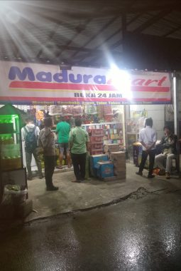 Aksi Nekat! Penjual Rokok Ilegal Sembunyikan Barang Bukti Saat Polisi dan Wartawan Datang